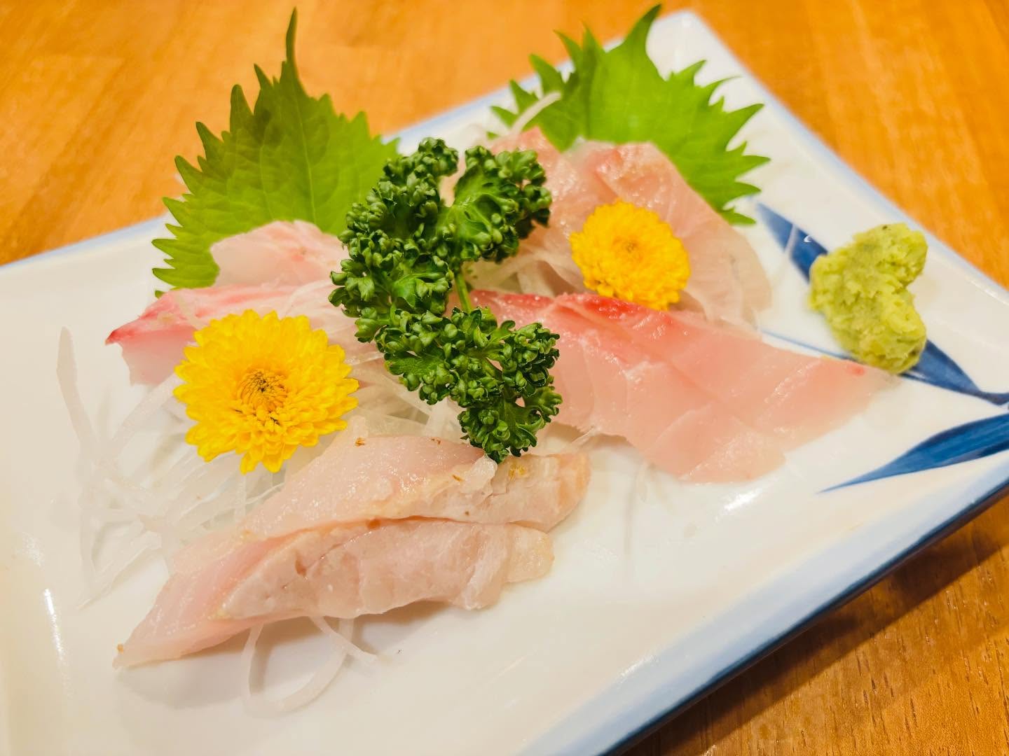 こんにちは！住よしです！！本日月曜！営業しております♪写真はお刺身盛り合わせ！1300円で承ります！！本日もよろしくお願いします